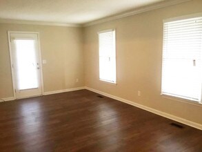 6400 Ivystone Dr in Jamestown, NC - Building Photo - Building Photo