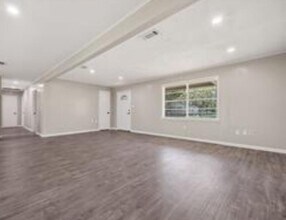 104 Co Rd 2401 in Hull, TX - Foto de edificio - Building Photo
