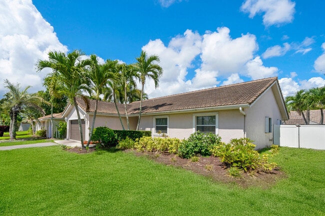 7661 W Country Club Blvd in Boca Raton, FL - Building Photo - Building Photo