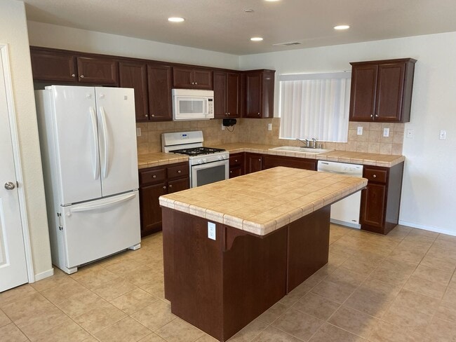 467 Descanso Bay Ct in Tulare, CA - Building Photo - Building Photo