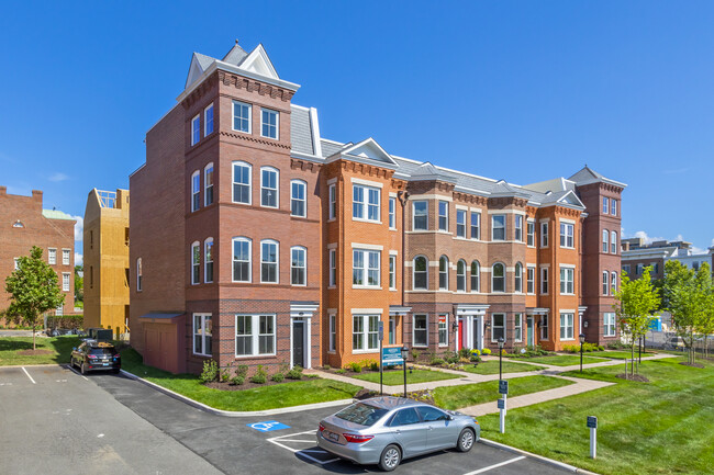 Abingdon Place in Alexandria, VA - Building Photo - Building Photo