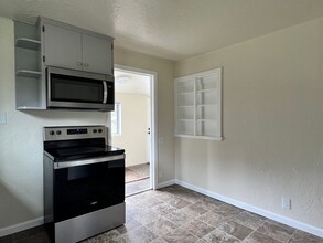 650 Tangent St in Lebanon, OR - Foto de edificio - Building Photo