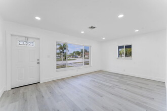 240 NW 5th St in Deerfield Beach, FL - Building Photo - Building Photo