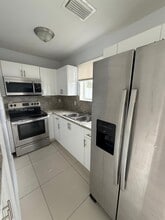 2121 NW 72nd St in Miami, FL - Building Photo - Building Photo