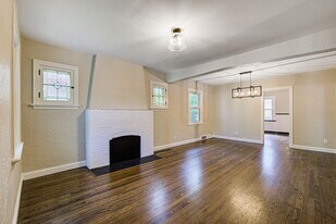 1032 Charleville Ave in St. Louis, MO - Building Photo