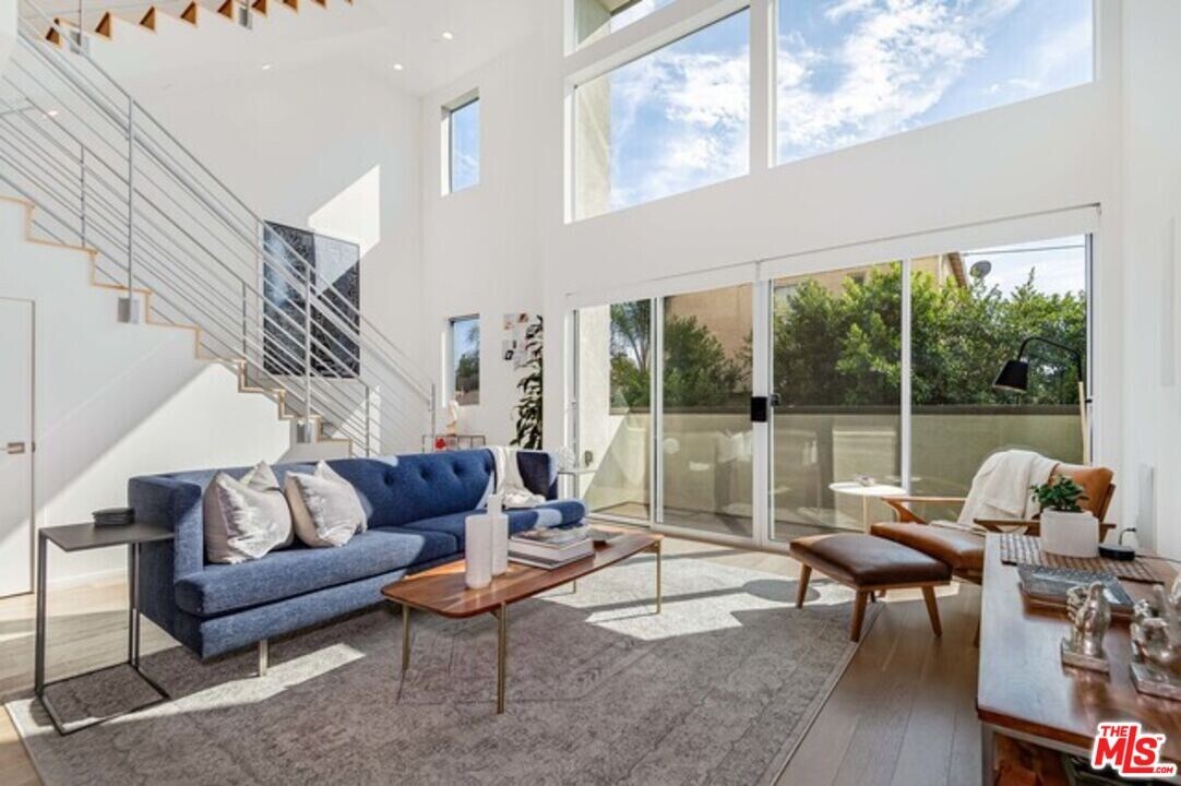 5407 W Wilshire Vista Ln in Los Angeles, CA - Building Photo