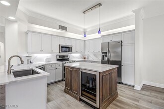450 Bayfront Pl in Naples, FL - Building Photo - Building Photo