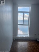 5250 Lakeshore Rd. in Burlington, ON - Building Photo - Building Photo