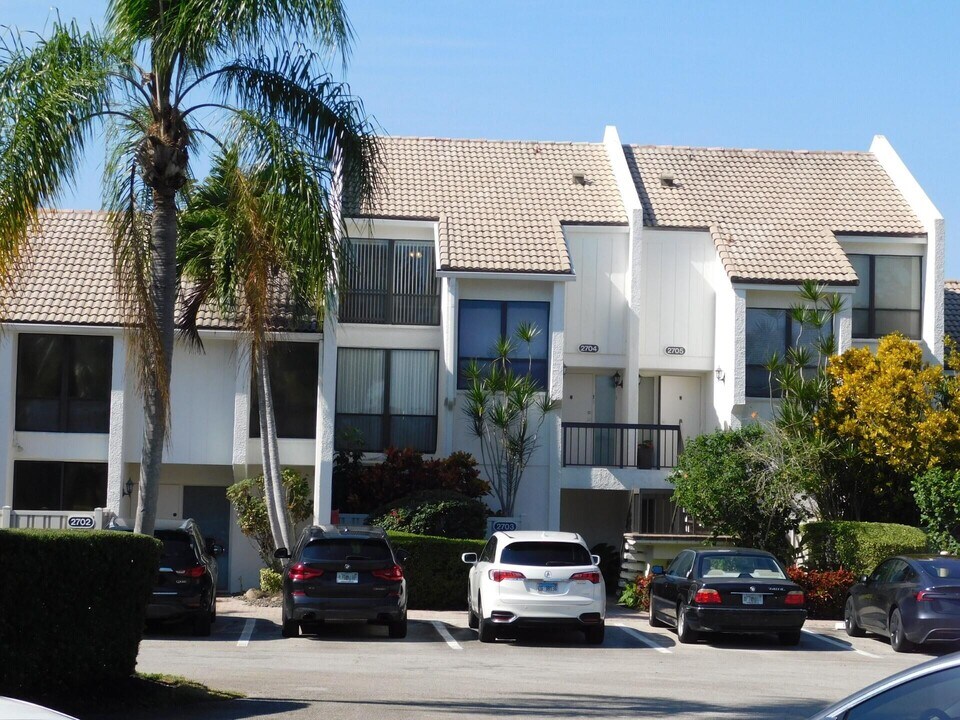 2704 Bridgewood Dr in Boca Raton, FL - Building Photo