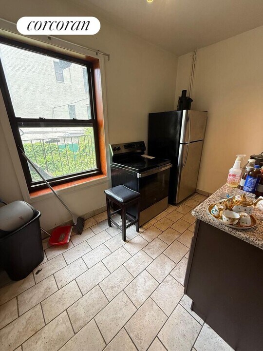 415 E 187th St in Bronx, NY - Building Photo