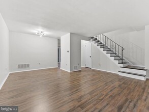 100 Bayberry Ct in Lumberton, NJ - Foto de edificio - Building Photo