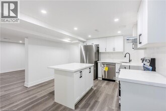 16 Doreen Ct in Hamilton, ON - Building Photo - Building Photo