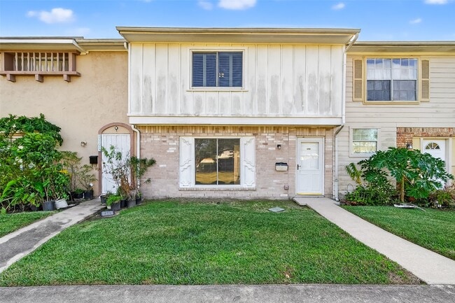 property at 8462 Leawood Blvd