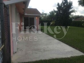 197 Martin Cir in Royal Palm Beach, FL - Building Photo - Building Photo