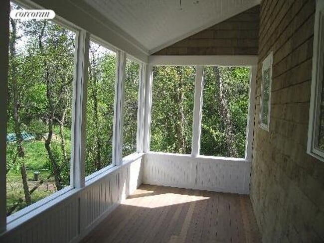 77 N Midway Rd in Shelter Island, NY - Building Photo - Building Photo