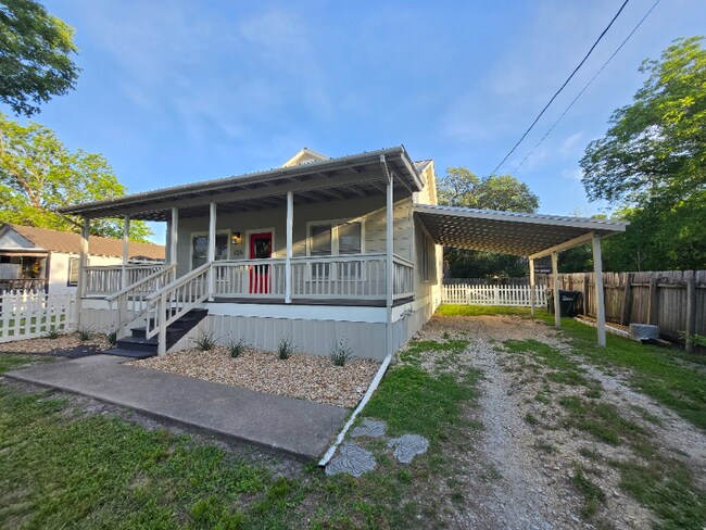 105 W 9th St in Flatonia, TX - Building Photo - Building Photo