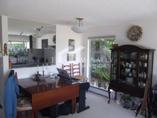 12612 Burnham Dr in Gig Harbor, WA - Foto de edificio - Building Photo