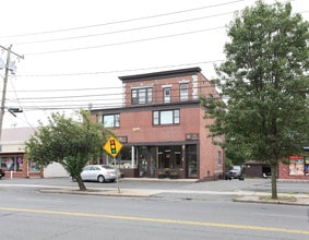 1145-1147 New Britain Ave in West Hartford, CT - Building Photo - Building Photo
