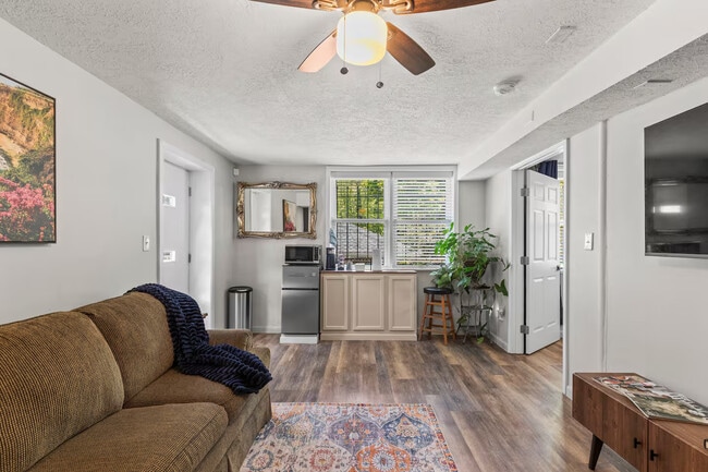 1593 Mill Acres Dr SW, Unit Mamaa's Garden Suite