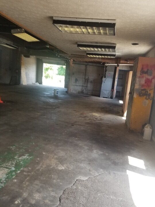 6027 Elyria Ave in Elyria, OH - Building Photo