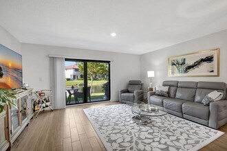 6013 Woods Edge Cir in Riviera Beach, FL - Building Photo - Building Photo