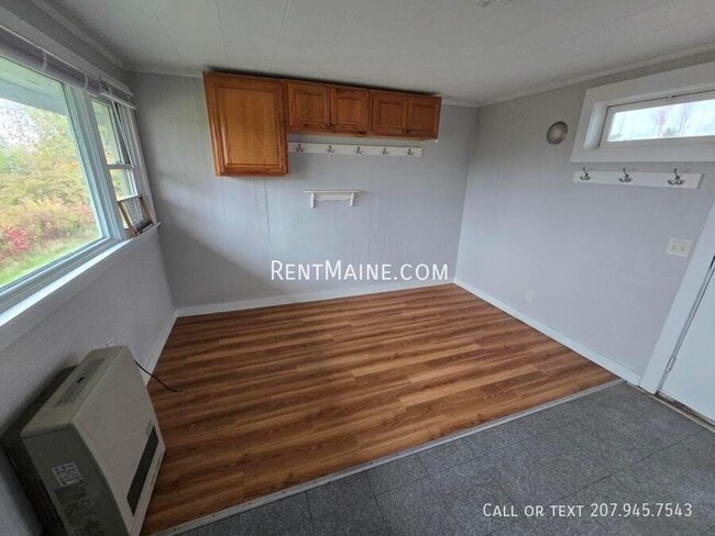 18 Main Rd in Holden, ME - Foto de edificio - Building Photo