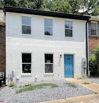 243 Timber Creek Ln SW in Marietta, GA - Building Photo