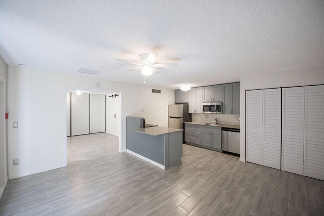 641 Executive Center Dr in West Palm Beach, FL - Building Photo - Building Photo