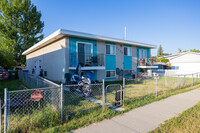 7923D Bowness Rd NW in Calgary, AB - Building Photo - Building Photo