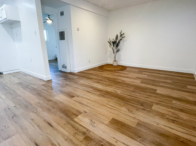 Carlton Park Apartments in Bellflower, CA - Foto de edificio - Building Photo