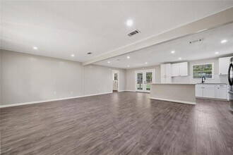 104 Co Rd 2401 in Hull, TX - Foto de edificio - Building Photo