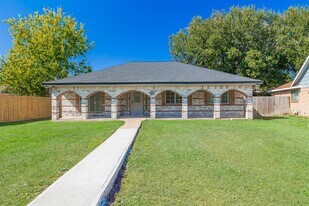 2122 Maple Cir in Rosenberg, TX - Building Photo