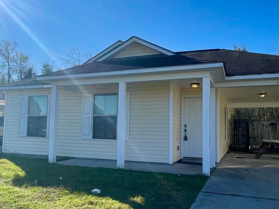 1229 S Sky Ave in Gonzales, LA - Building Photo