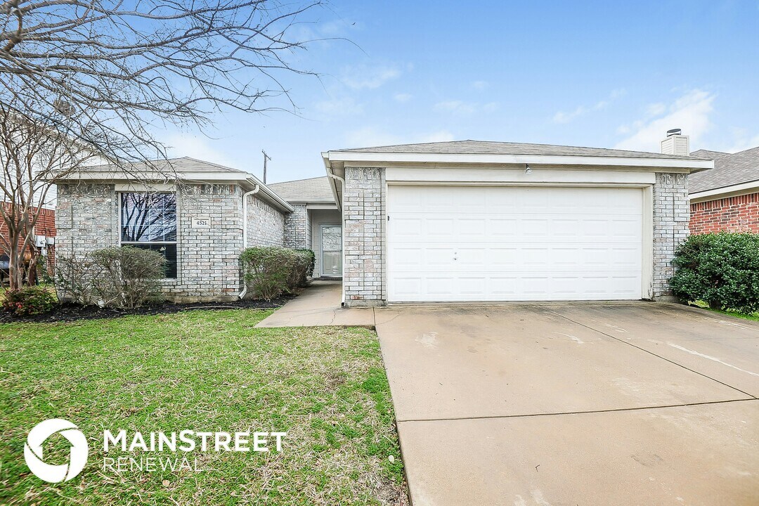 4521 Badlands Dr in Fort Worth, TX - Building Photo
