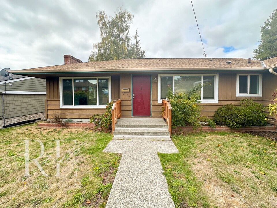 1701 Pitt Ave in Bremerton, WA - Building Photo