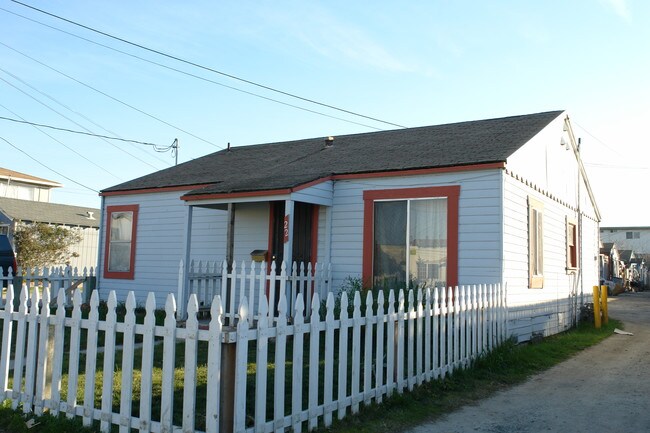 22 Hebbron Ave in Salinas, CA - Building Photo - Building Photo
