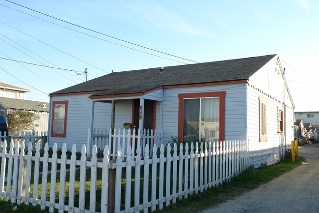 22 Hebbron Ave in Salinas, CA - Foto de edificio - Building Photo