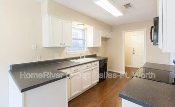 2106 Turf Club Dr in Arlington, TX - Building Photo - Building Photo