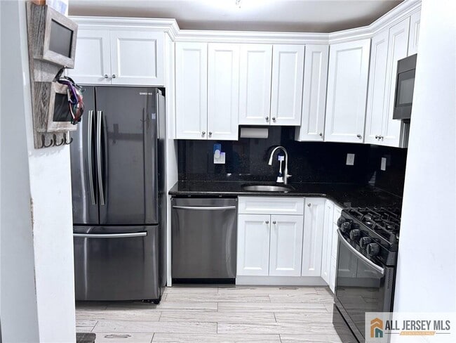 532 Cricket Ln in Woodbridge, NJ - Building Photo - Building Photo