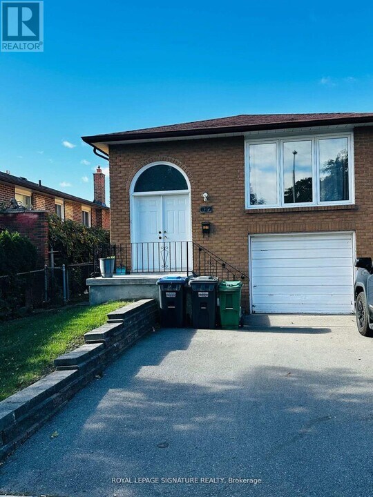 827 Stainton Dr in Mississauga, ON - Building Photo