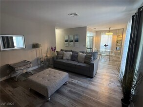 5219 Caliente St in Las Vegas, NV - Building Photo - Building Photo