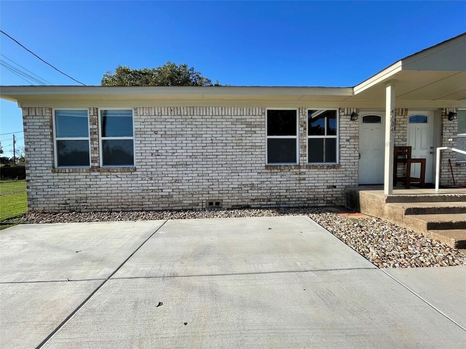 4504-4506 Eastview Ct in Granbury, TX - Building Photo