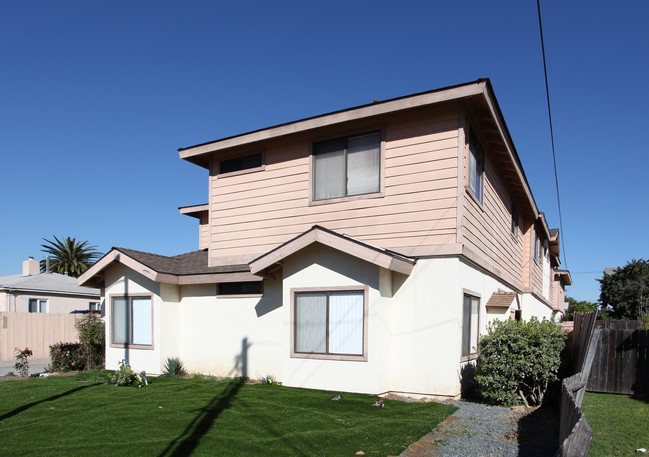 230 Twin Oaks Ave in Chula Vista, CA - Foto de edificio - Building Photo