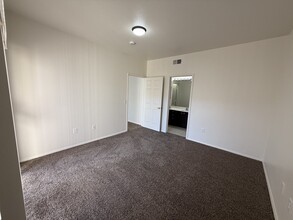 8555 W Russell Rd, Unit #2080 in Las Vegas, NV - Building Photo - Building Photo