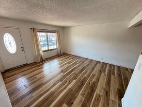 565 S Royal Crest Cir in Las Vegas, NV - Building Photo - Building Photo