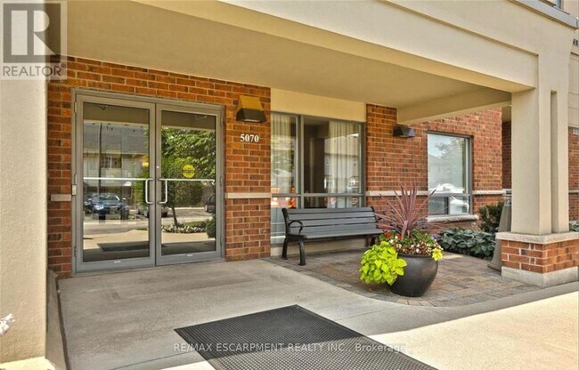 5070 Fairview St in Burlington, ON - Building Photo - Building Photo