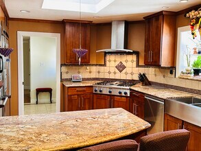 1089 E Rose Cir in Los Altos, CA - Building Photo - Building Photo