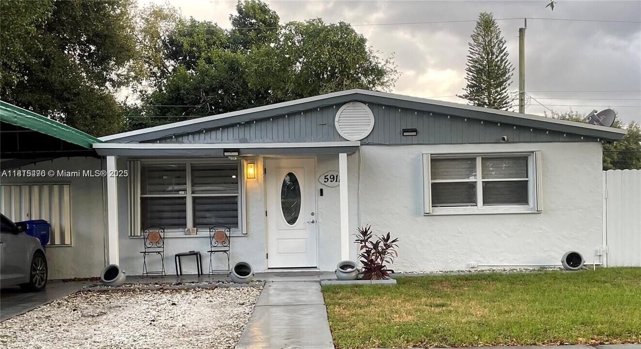 5911 Hope St in Hollywood, FL - Foto de edificio