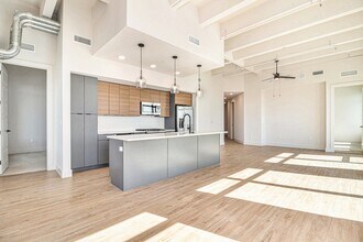 1801 Smith St in Houston, TX - Building Photo - Building Photo