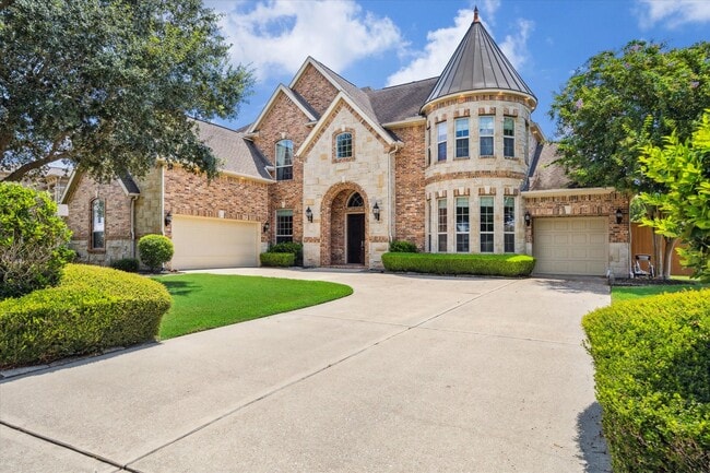 property at 4511 Royal Bend Ln